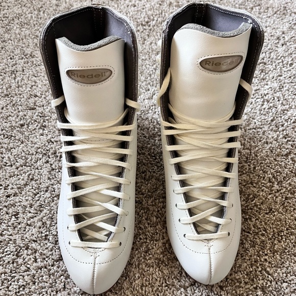 NEW IN BOX Riedell Model 355 Womens
Figure Skate Boots - Size 6 - Picture 3 of 8